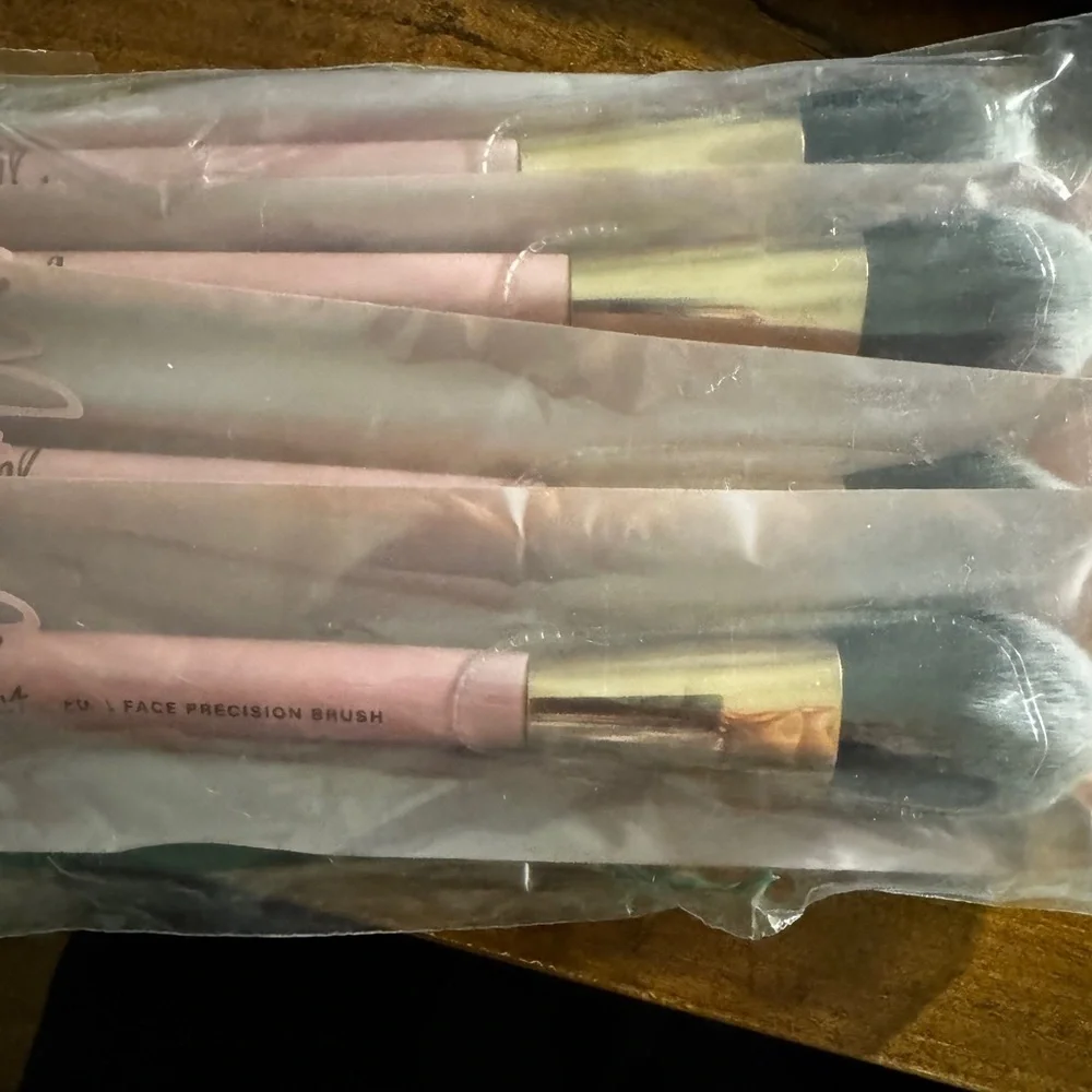 Mally Full Face Precision Makeup Brush - new in packaging